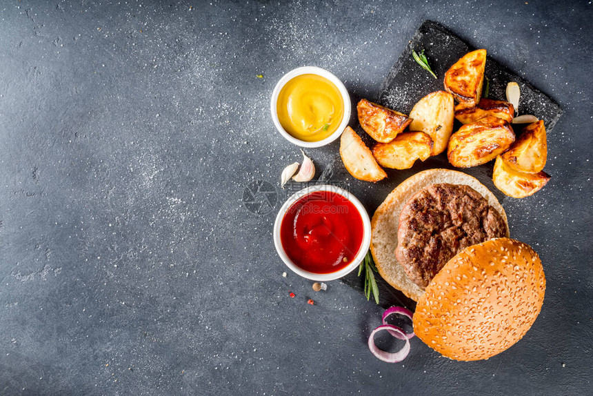 美味的烤自制芝士汉堡配牛肉番茄奶酪番茄和生菜图片