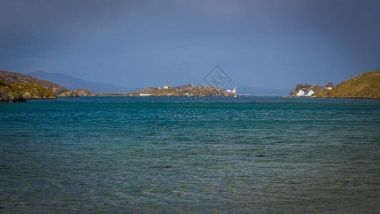 爱尔兰西科克市Crookhaven小村附近的岩石岛附近海滩景背景图片