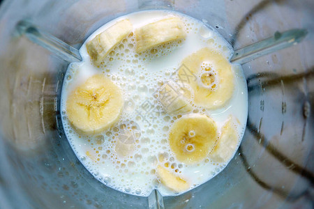 用于制造自制香蕉冰淇淋的搅拌机牛奶健康天然有机水果图片