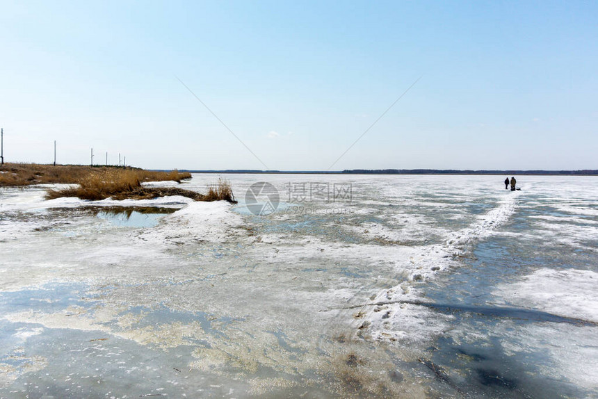 冬季捕鱼渔民在冬季冰钓下捕鱼景观图片