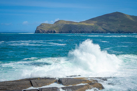 海浪在爱尔兰的石海岸上破碎图片