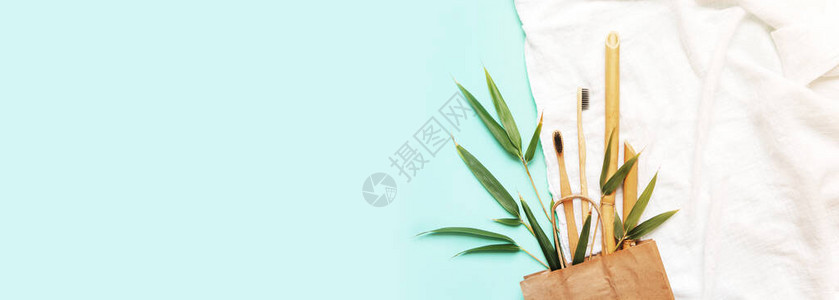 带有牙刷纸袋竹枝和竹纤维白色布料的生态友好型图片