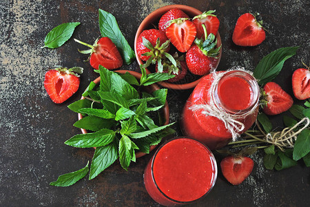 新鲜草莓冰沙夏季排毒草莓新鲜的自制草莓薄荷冰沙酮饮图片