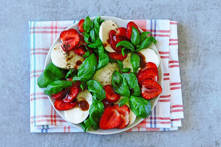 夏季沙拉加草莓和莫扎里拉意大利羊图片