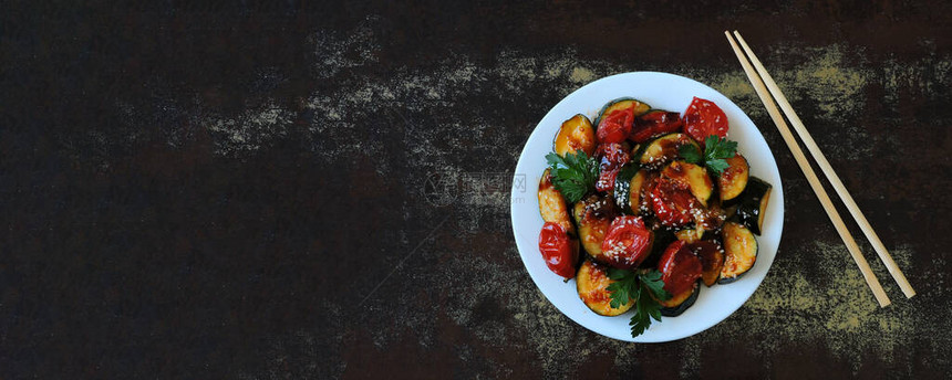 盘子里有蔬菜的西葫芦健康食品烤西葫芦片配樱桃番茄和白盘子上的芝麻素食晚餐素食饮在家做图片