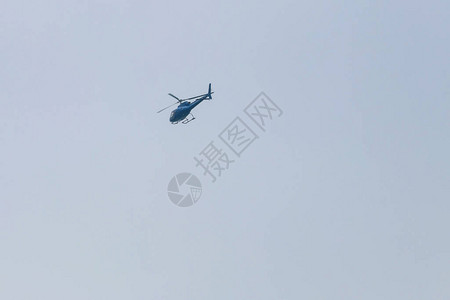 直升飞机在蓝天上飞翔图片