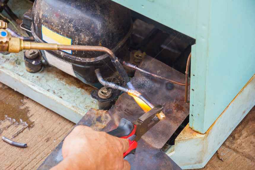 修理旧式冰箱技术焊接铜管图片