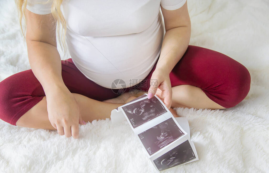 孕妇手上握着超声波的快照有选择图片