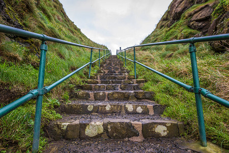 Dunluce城堡附近的楼梯现在已经是北爱尔兰的背景图片