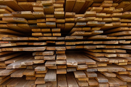 锯木厂的巨大木板仓库图片