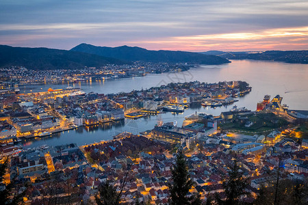 挪威卑尔根市夜间图片