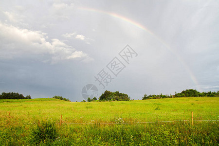 丹麦田野上的彩虹图片
