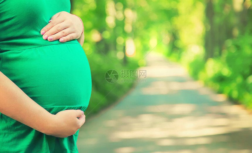 公园里的孕妇在路边的背景图片