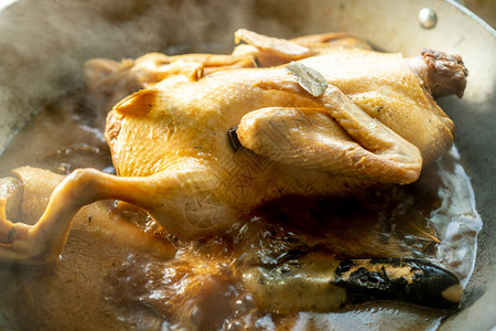 红烧鸭在锅中沸腾的汤水图片