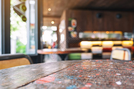 咖啡馆里背景模糊的木桌椅图片