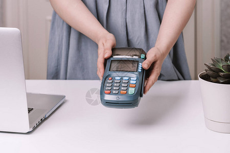 信用卡或电话支付公用银行设备白桌上的纸牌机等图片
