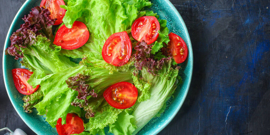 健康蔬菜沙拉叶生菜混合了微绿色黄瓜西红柿洋葱其他成分图片