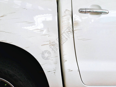 白色汽车门的损坏和擦破一侧事图片