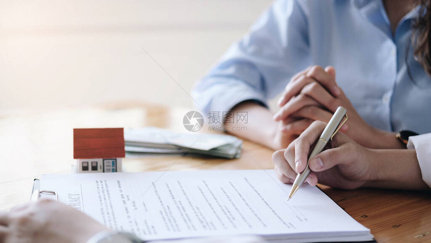 房地产代理商和客户签订购买房屋保险或贷款房地产图片