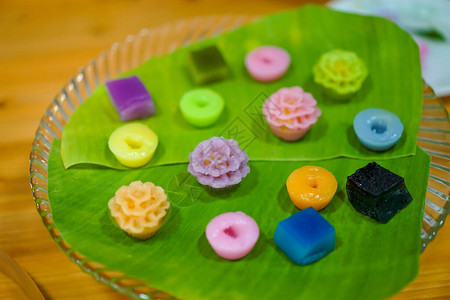 各种传统色彩缤纷的泰式甜点套装背景图片