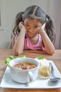 亚裔孩子厌倦了拒绝吃饭的食物图片