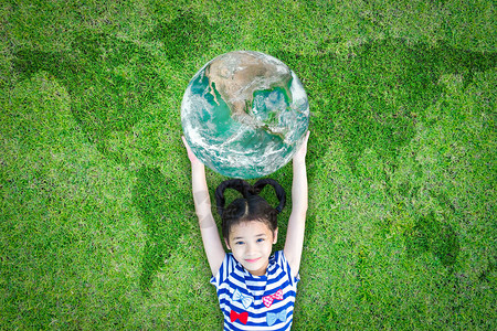 可持续的世界环境和企业社会责任与人们的理念与女孩在绿色草坪上养地背景图片