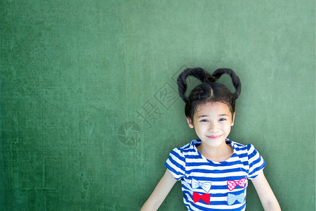 绿色教师室的亚洲学校女童用于教育概念的图片