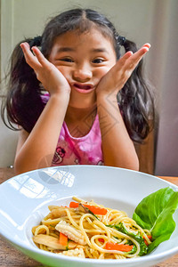 亚裔孩子厌倦食物拒绝吃饭食不饱没有图片