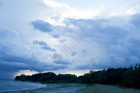 蓝色天空多云的风景海上雷图片