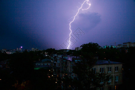 夜空中城市屋顶上的闪电雷暴图片