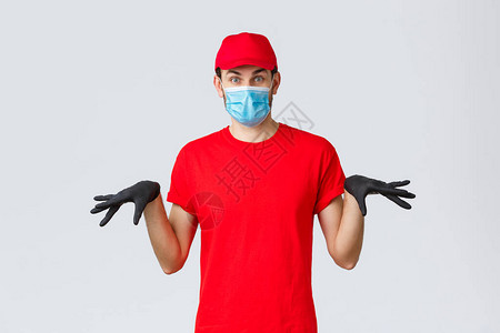 穿着黑色橡胶手套和面罩的滑稽快递员图片