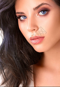 一个美丽的蓝眼睛年轻女人的肖像皮肤护理图片