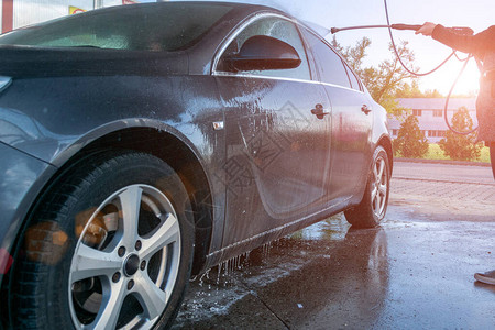 清洁车辆服务用水肥皂自动洗手在更清洁的车站洗衣泡沫图片