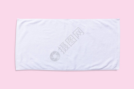 白沙滩毛巾被孤立的白色海滩毛巾制成贴面粉色背图片