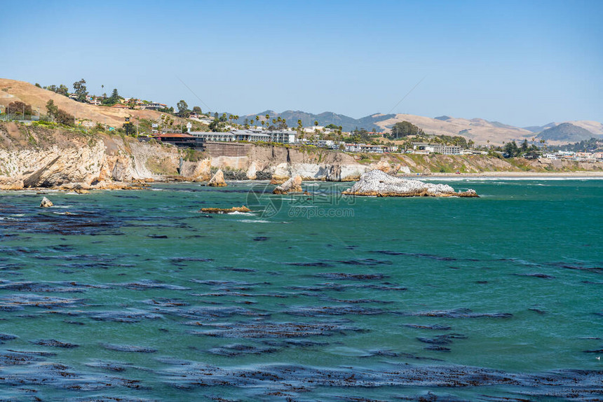 悬崖和海景庇斯摩海滩美丽的加利福图片