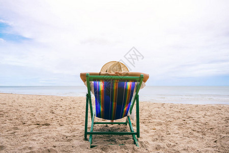 一个女人躺在沙滩椅上图片