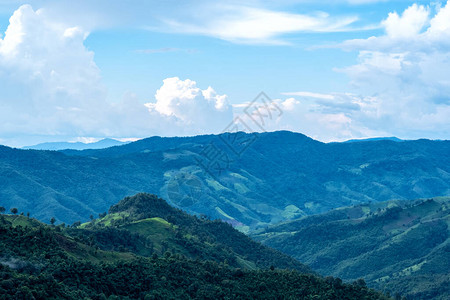 美丽的山和农田景观图片