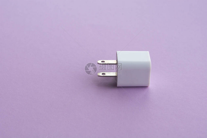 USB电源调整器壁充电器紫外线背景的图片