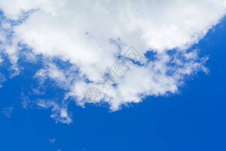 蓝色天空中散落的云团蓝图片