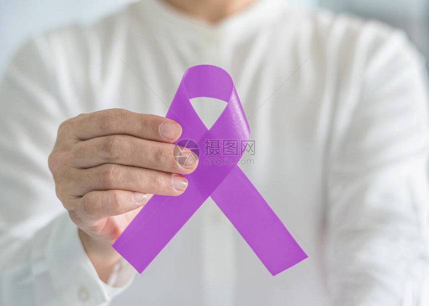 人手上的紫色防癌宣传带支持各种肿瘤患者的象征弓纹颜色全国癌症幸存者月和癫痫病单位图片