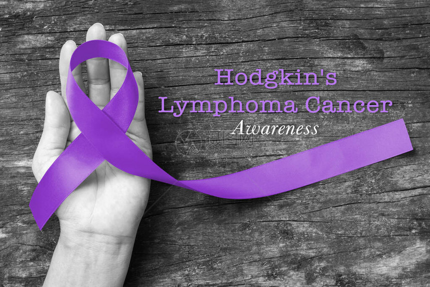 Hodgkin的淋巴瘤和睾丸癌意识紫色丝带象征弓彩色帮助手扶与剪图片