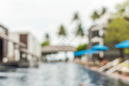 蓝色凉天空和热带棕榈树泳池派对的度假旅馆游泳池水夏月图片