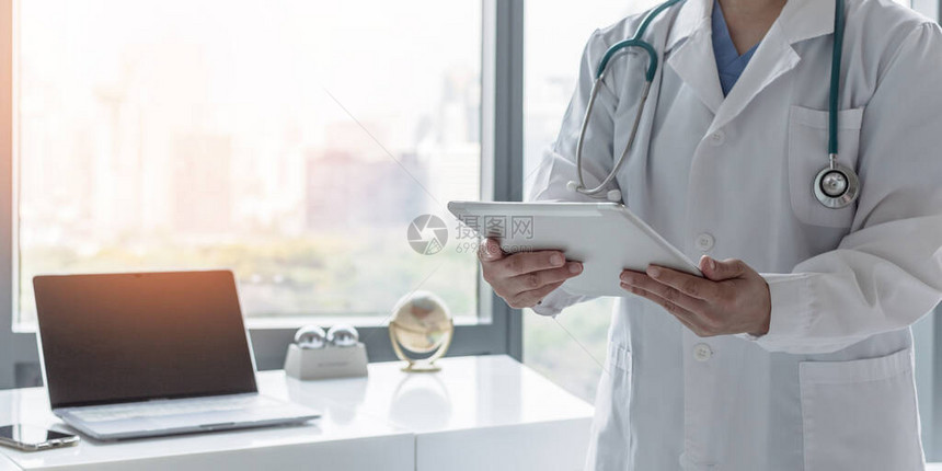 医生或医师在医院使用移动平板电脑在线咨询患者健康远程医疗的远程医疗图片