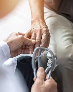 帕金森病患者关节炎手痛或精神保健概念与老年医生咨询在体检诊所或医院检图片