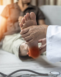 女患者足底筋膜炎或足跟痛疾病与骨科医生就足部和足部结缔组织疼痛炎症或背景