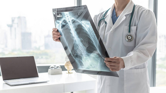 医生用放射胸部X光片对哮喘肺病和骨癌疾病的患者健康进行医学诊断图片