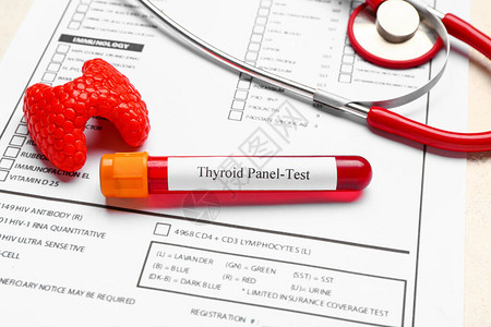 血袋和输血管用听诊器甲状腺模型和实验室测试表样本闭合的输血管背景