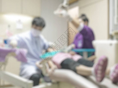 在模糊的检查室进行牙齿检查和正图片