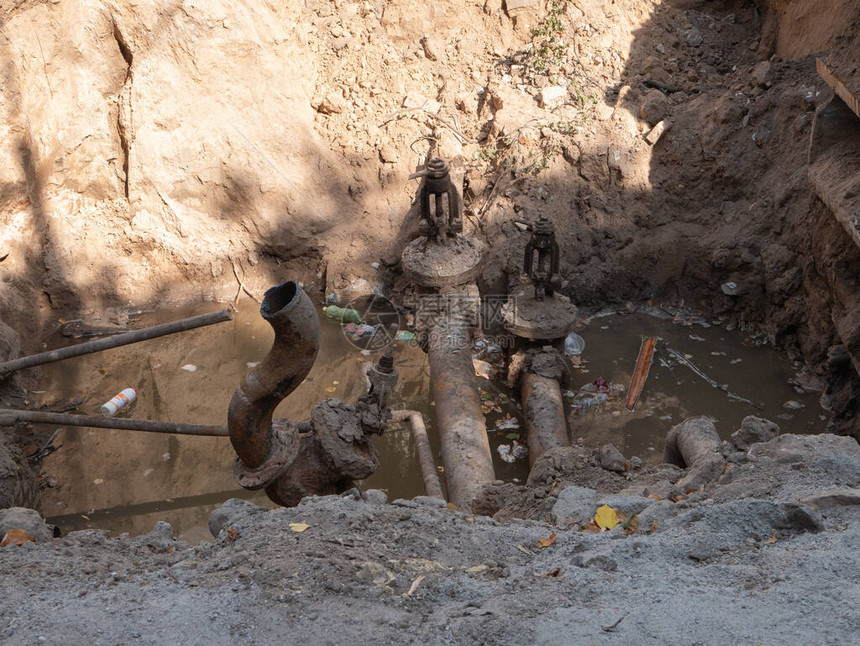 地震后管道下水道系统遭破坏的地面大洞图片