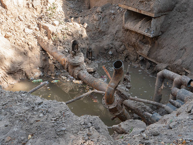 地震后破碎的城市污水管道系统图片